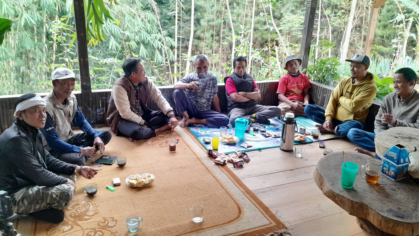 Diskusi bersama anggota kelompok tani hutan