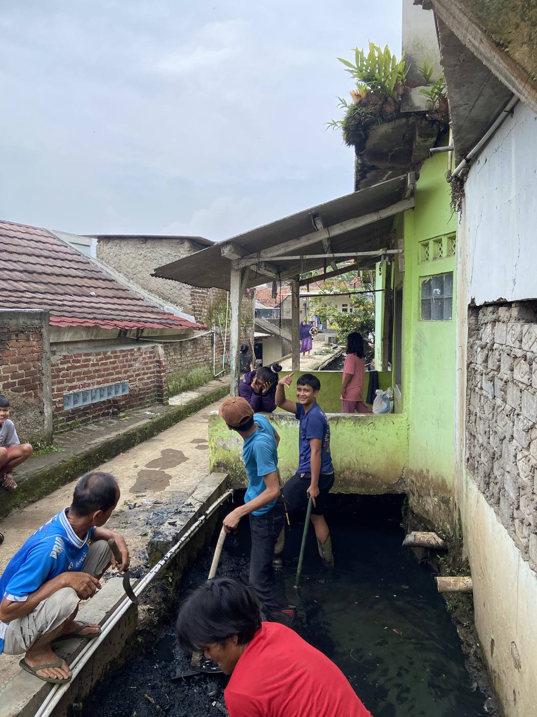 Warga dan Karang Taruna bergotong royong di Desa Padalarang