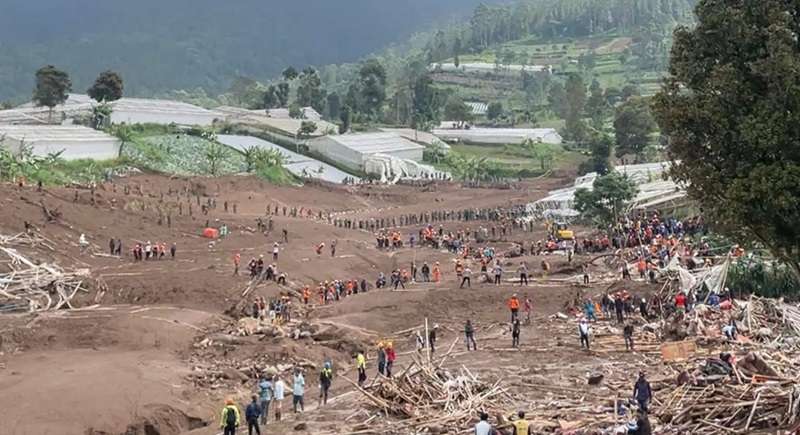 Tim penyelamat menyusuri lokasi longsor di Cisarua, Bandung Barat